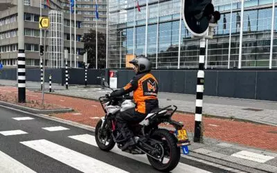 Waarom is een actieve rijhouding cruciaal bij het AVD-examen?