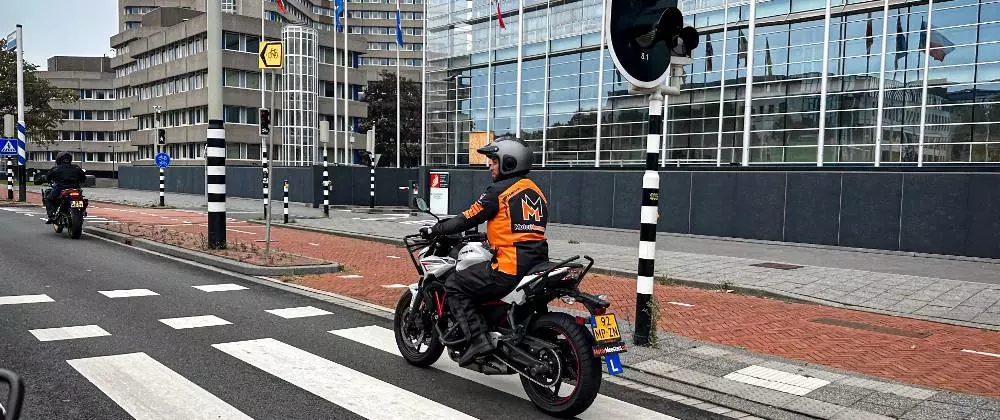 Waarom is een actieve rijhouding cruciaal bij het AVD-examen?