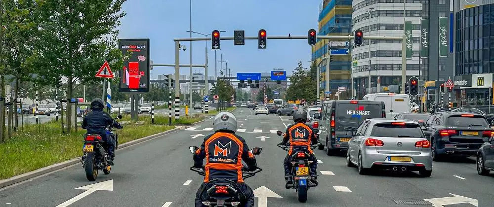 Hoe kun je veilig invoegen op een drukke snelweg met de motor?